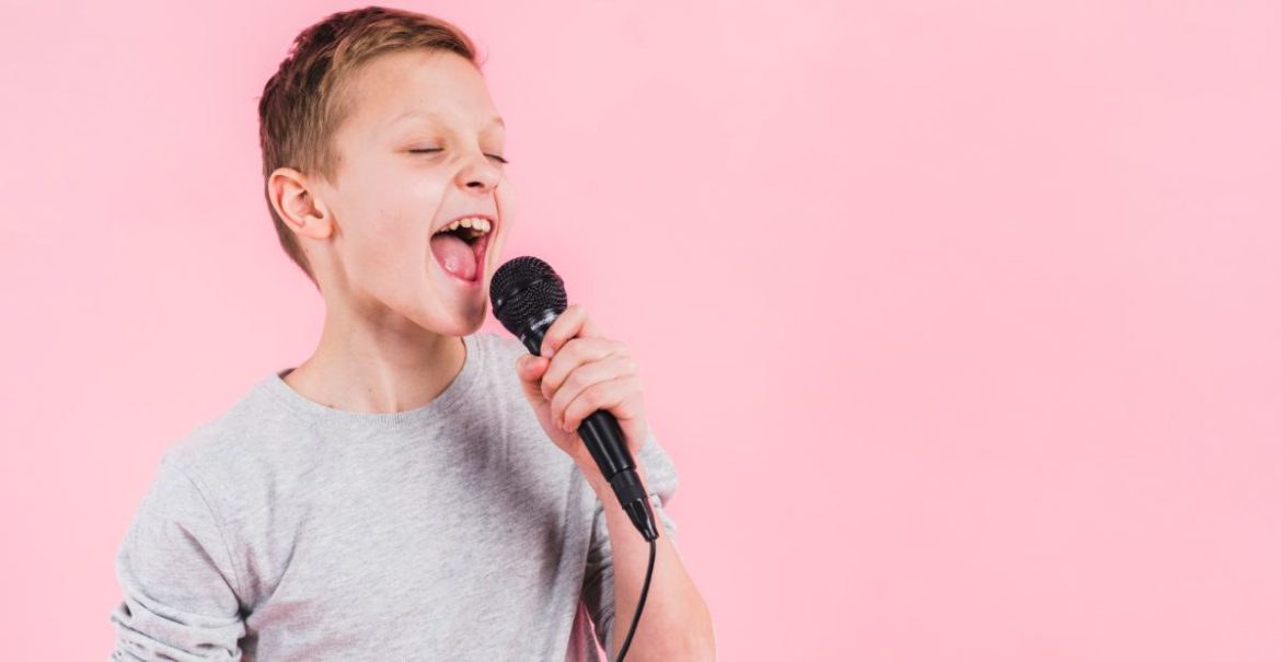 Un niño cantando con un micrófono