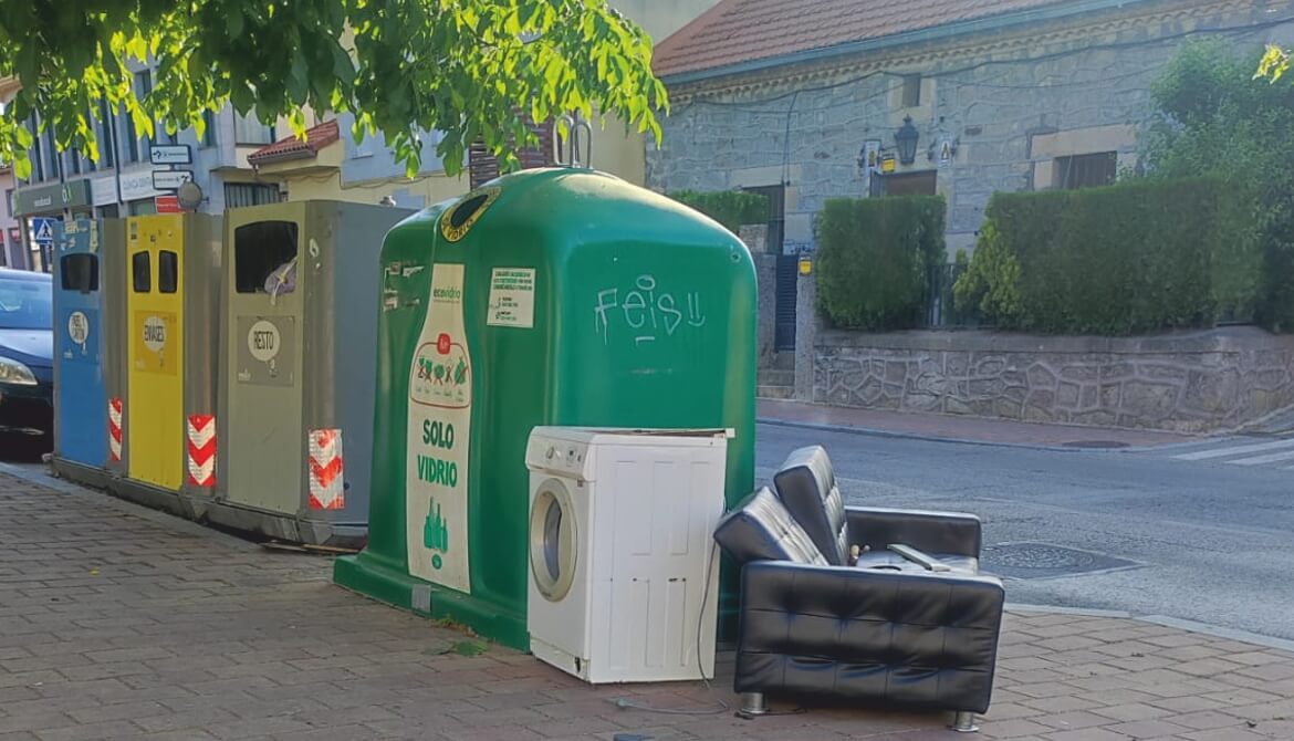 Por el buen uso de los contenedores de recogida de residuos en Moralzarzal