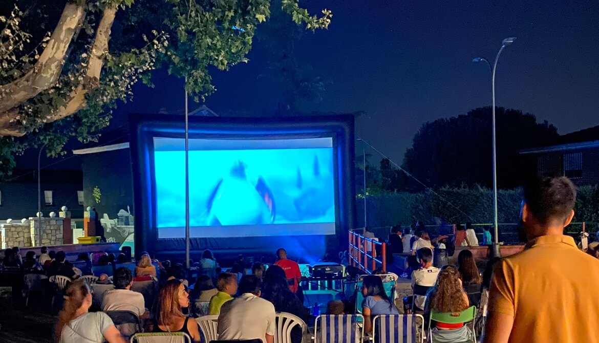 cartelera con las películas del Cine de Verano 2024, todos los jueves del 11 de julio al 22 de agosto en el Parque El Raso de Moralzarzal.