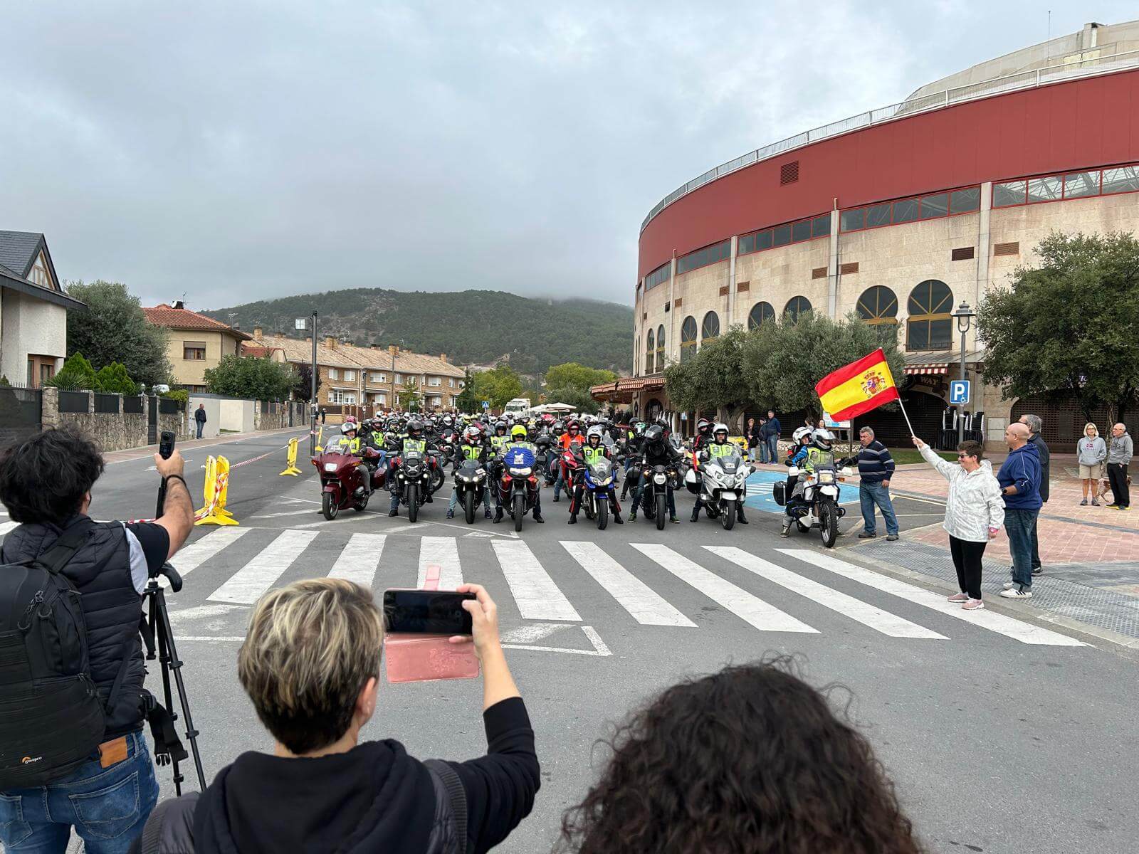 MoralRock BikerFest un gran éxito al ritmo de los motores y los conciertos de rock en Moralzarzal. Salida