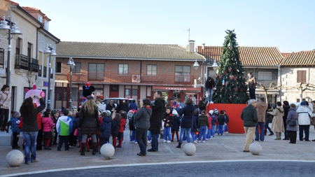 Decoración del árbol de Navidad en Moralzarzal